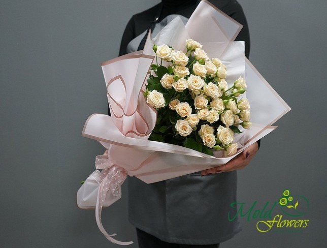 Bouquet of cream spray roses photo